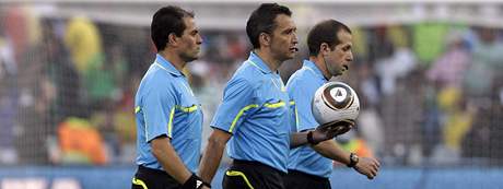 NEASTNÍCI Trojice uruguayských rozhodích, kteí neuznali gól Anglie proti Nmecku. Hlavní viník Maurico Espinosa (vlevo), hlavní rozhodí Jorge Larrionda (uprosted) a Pablo Fandino.