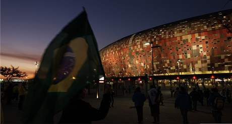 PED ZPASEM. Brazilt fanouci m na stadion, kde za malou chvli zane zpas jejich fotbalist.