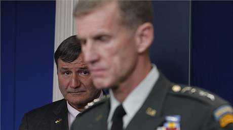 Generl Stanley McChrystal (na poped) s velvyslancem Karlem Eikenberrym