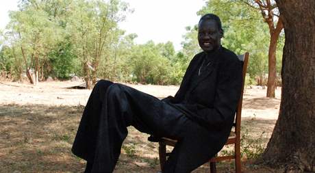 Manute Bol v posledních letech svého ivota, kdy se vnoval pedevím humanitární práci pro svj rodný Súdán.