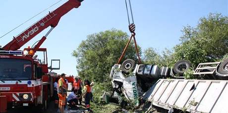 Nehoda kamionu mezi Blovicemi a Spáleným Poíím na Plzesku (28.6. 2010)