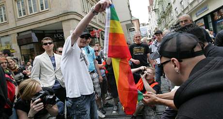 Neonacist zapaluj duhovou vlajku astnk Queer Parade (erven 2010) 