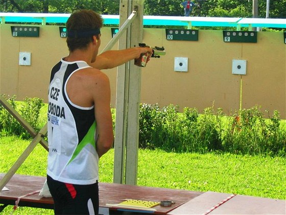 Moderní ptiboja David Svoboda bhem stelby ve finálovém závod SP v Moskv