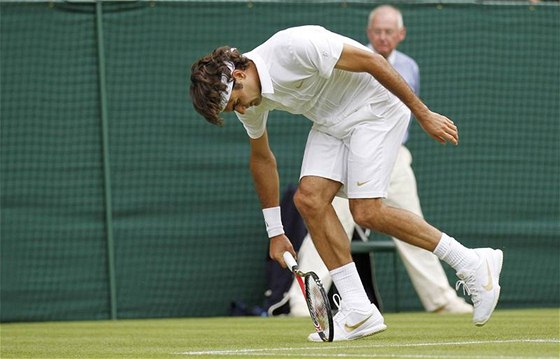 Roger Federer nenapodobil své krajany na fotbalovém MS, ve Wimbledonu se v 1. kole vyhrabal z bídy.