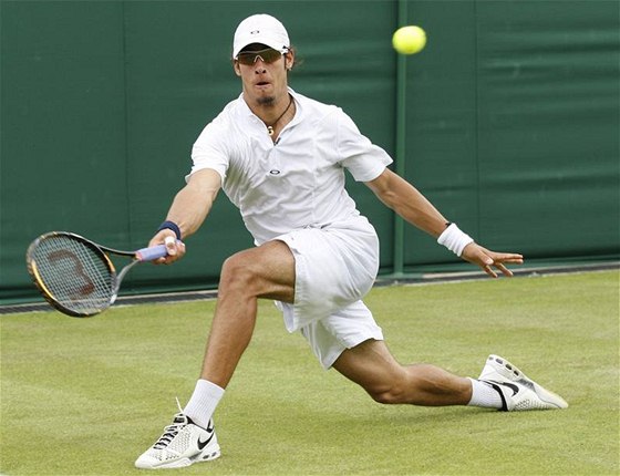 Chilský tenista Nicolas Massu pi zápase ve Wimbledonu.
