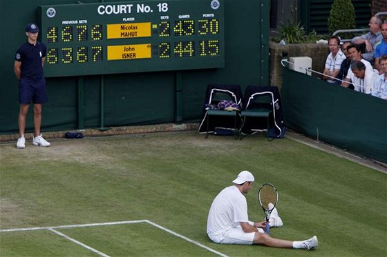 RÁJ PRO STATISTIKY. Nejdelí tenisový zápas vech dob z Wimbledonu 2010 mezi Mahutem a Isnerem by jist nabídl mnohem víc íselných zajímavostí ne ty, co ukazuje výsledková tabule. Ilustraní fotografie.