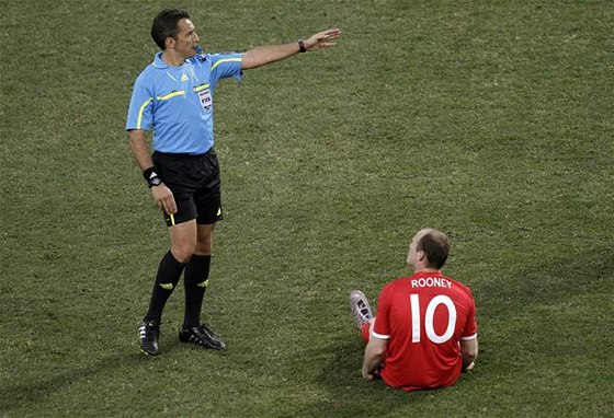 NA ZEMI. Ani Wayne Rooney nezabránil vyazení Anglie z mistrovství svta. Svj díl na nm nese i uruguayský sudí Jorge Larrionda (vlevo)