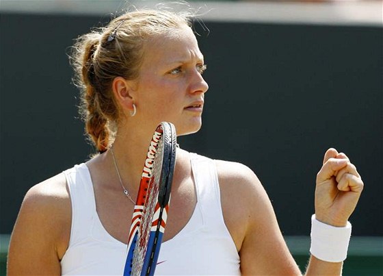 Petra Kvitová v duelu proti Dánce Wozniacké ve 4. kole Wimbledonu