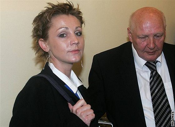 Pro Dagmar Tauchenovou vybojoval advokát Kolja Kubíek (vpravo) u soudu podmínku