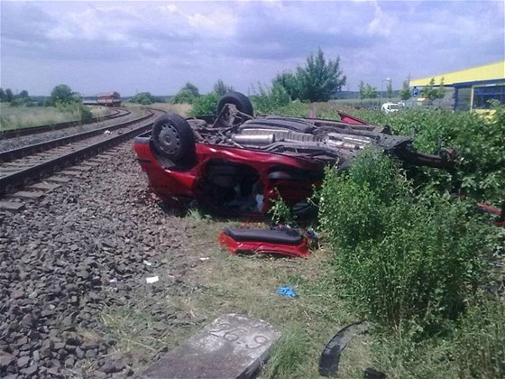 Na pejezdu mezi Kianovicemi a Slavkovem u Brna se srazil vlak s osobním autem.