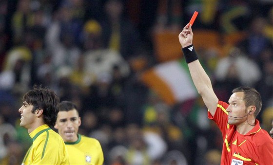 Francouzský sudí Stephane Lannoy vyluuje Brazilce Kaká; 20. ervna 2010