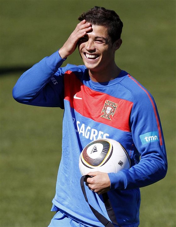 POHODA. Cristiano Ronaldo si uívá trénink svého Portugalska v JAR.