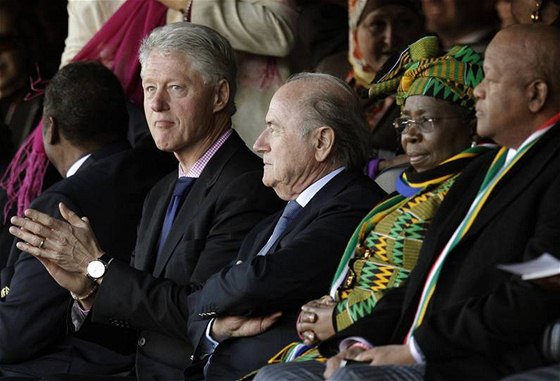 BRAVO. Bill Clinton (vlevo) tleská fotbalistm USA, vedle sedí éf FIFA Sepp Blatter.