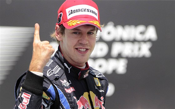 Sebastian Vettel se raduje ze svého vítzství ve Velké cen Evropy