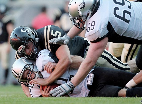 JEN HEZKY LE. Panthers (v erných dresech) narazí znovu ve finále eské ligy na Black Hawks.