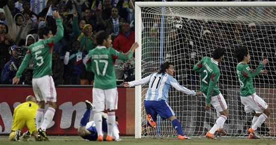 PODVOD. Argentinský útoník Carlos Tévez ví, e práv vstelil gól z ofsajdu.