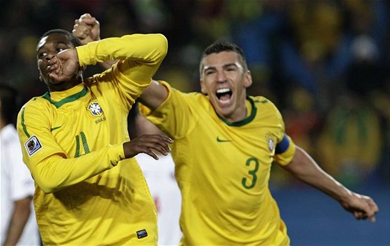 JE TAM! Brazilci Juan (vlevo) a Lucio slaví první gól v osmifinále MS proti Chile.
