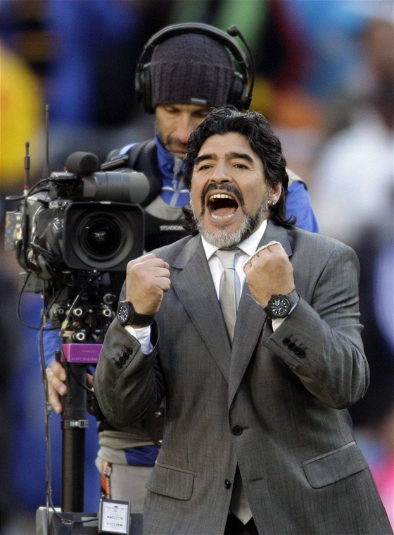 Argentinský trenér Diego Maradona oslavuje. Jeho tým porazil Jiní Koreu 4 : 1