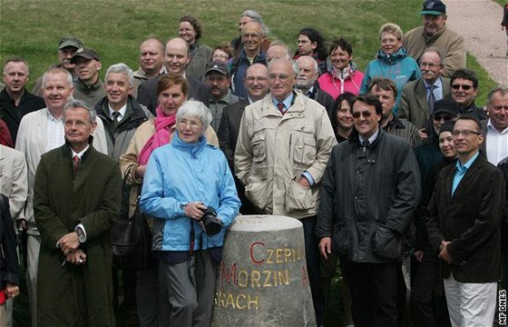 Potomci lechtických rod se seli u Luní boudy v Krkonoích. Zprava Wladimir Aichelburg, Alexandra Czernin-Morzin, Christina Czernin-Morzin, Alexander Czernin-Morzin a Michael Czernin.