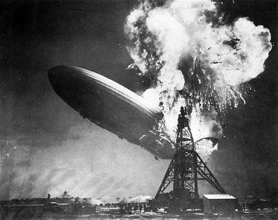 Požár německé vzducholodě Hindenburg při přistávání na letišti Lakehurst v USA...