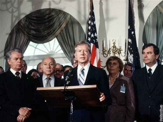 Americký prezident Jim Carter (uprosted) bhem projevu ke zmírnní energetické krize a sníení americké závislosti na fosilních palivech. (27. listopadu 1979)