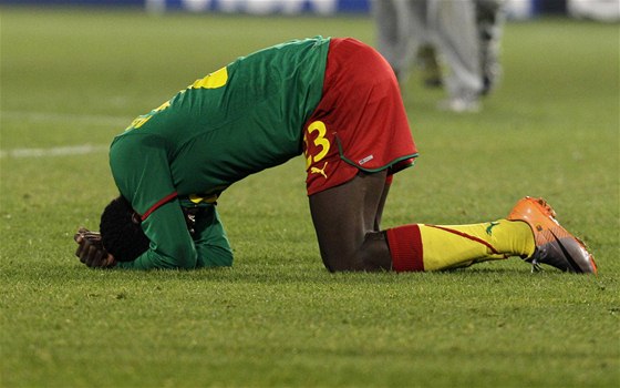 KONEC NADJÍ. Kamerunský fotbalista Vincent Aboubakar u to ví - tým je vyazen z mistrovství svta po dvou porákách.