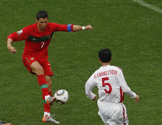 Portugalský fotbalista Cristiano Ronaldo pi zápase proti KLDR.