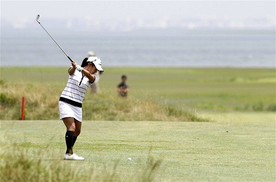 Pouhý pohled na vih Ai Mijazatové odhalí, e nejde o nijak vysokou golfistku, ba naopak.