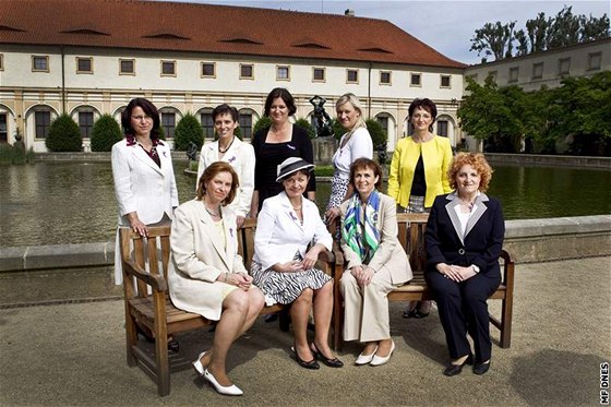 Mezi zákonodárci TOP 09 je ada léka - na snímku poslanky této strany k nim patí Gabriela Pecková (sedící, první zleva), Jitka Chalánková (sedící, tetí zleva) a Patricie Kotalíková (stojící, druhá zleva).