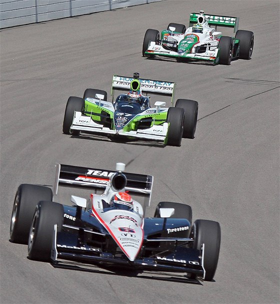 Zde jet jede Tony Kanaan na tetím míst za Ryanem Hunterem (vpedu), ale nakonec závod série IndyCar v Iowe patil práv jemu. 