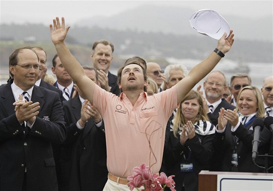 Takhle, ve své oblíbené lososové, se Graeme McDowell podkoval nebesm za vítzství na US Open.