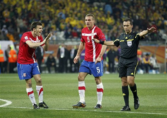 Uruguayský rozhodí Jorge Larrionda elí protestm srbského Lukovie (vlevo), který upozoruje na hraní rukou v pokutovém území.