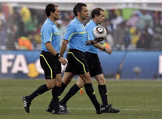 NEASTNÍCI Trojice uruguayských rozhodích, kteí neuznali gól Anglie proti Nmecku. Hlavní viník Maurico Espinosa (vlevo), hlavní rozhodí Jorge Larrionda (uprosted) a Pablo Fandino.