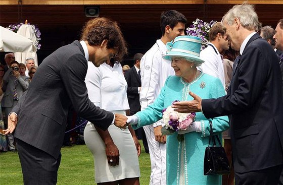 Roger Federer si ve Wimbledonu podává ruku s anglickou královnou Albtou II.