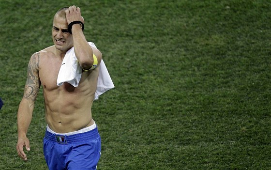 SMUTNÝ KAPITÁN. Vdce italských fotbalist Fabio Cannavaro opoutl hit s ernými mylenkami.
