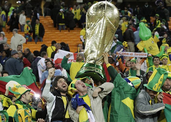 POHÁR BUDE NÁ. Braziltí fandové oslavují postup do osmifinále s obí napodobeninou mistrovského poháru.