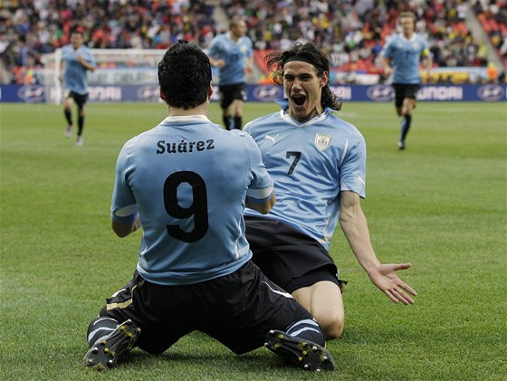 URUGUAYSKÁ RADOST. Suárez a Cavani se radují z gólu, který prvn jmenovaný vstelil v osmifinále mistrovství svta.