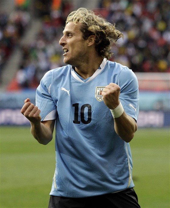 UFF. Uruguayský útoník Forlán se raduje z gólu svého spoluhráe.