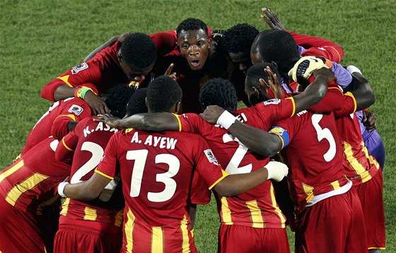 TÝMOVÝ DUCH. Ghana sice psobí kompaktn a hraje týmov, ale nad ostatními ní osobnost útoníka Asamoaha Gyana.