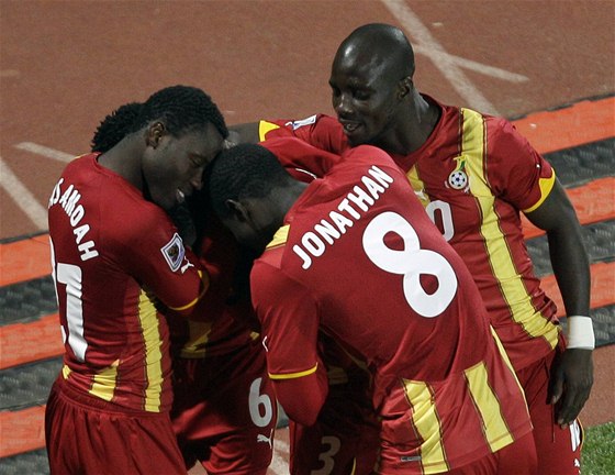 GHANSKÁ OSLAVA. Fotbalisté Ghany oslavují gól v prodlouení.