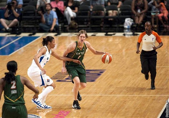 Jana Veselá (vpravo) ze Seattlu Storm v duelu WNBA proti New York Liberty
