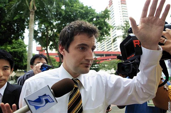 výcara Olivera Frickera odsoudili v Singapuru za graffiti v metru k pti msícm vzení a tem ranám rákoskou 