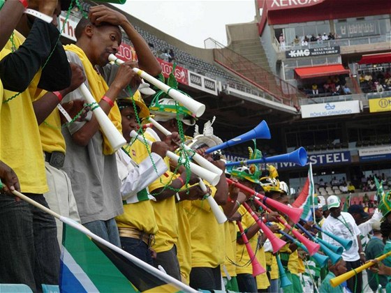 Fotbaloví fanouci s vuvuzelami