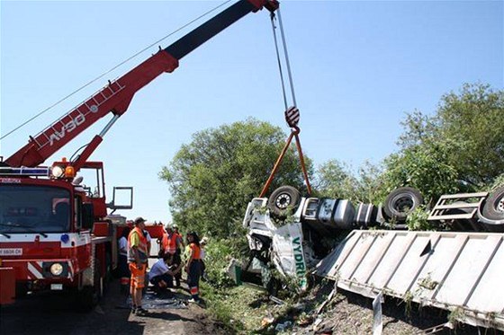 Nehoda kamionu mezi Blovicemi a Spáleným Poíím na Plzesku (28.6. 2010)