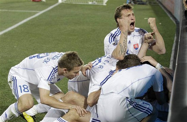 DOKÁZALI JSME TO! Sloven�tí fotbalisté se radují z postupu do osmifinále MS