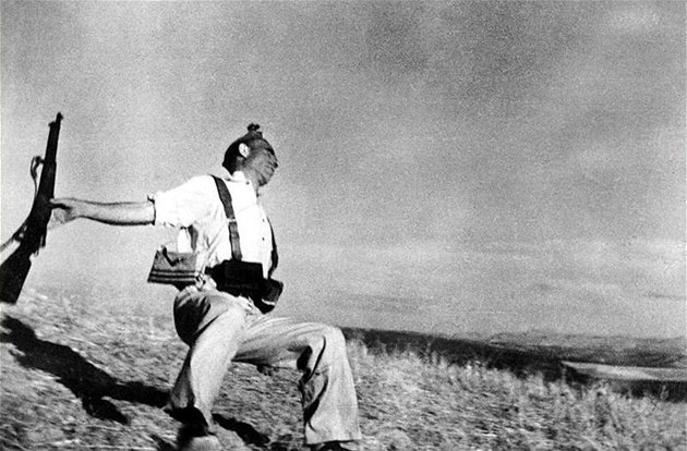 Republikán Federico Borrel García padá k zemi, zasaen nepátelskou kulkou na front v Cerro Muriano. (5. záí 1936)