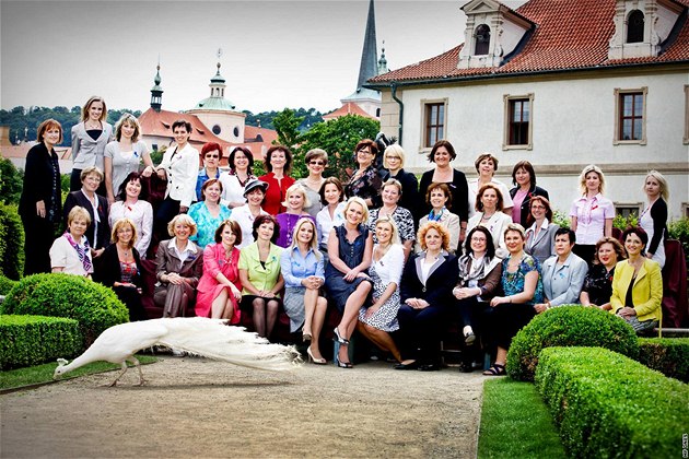Spole�né fotografování poslanky� v pra�ské Vald�tejnské zahrad�.