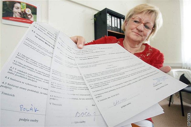Jana Chudobová z trmické radnice ukazuje n�které pokusy klient� o podpis