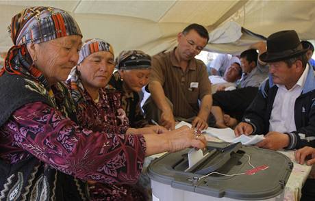 Kyrgyzov hlasuj v referendu o stav a reimu. (27. ervna 2010)