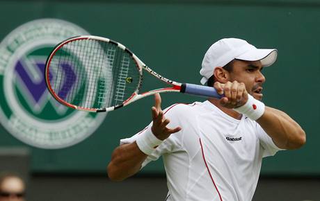 Kolumbijsk tenista Alejandro Falla pi zpase proti Federerovi ve Wimbledonu.
